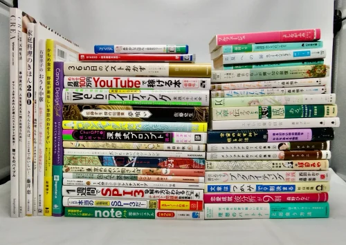 東京都板橋区の本買取事例 料理本やビジネス書など42点の書籍が積まれている様子