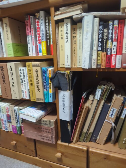 出張買取で確認した幕末・明治維新や歴史関係の書籍が並ぶ本棚